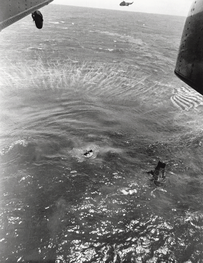 Space History Photo: Navy Frogmen Swim to Spacecraft to Begin Retrieval
